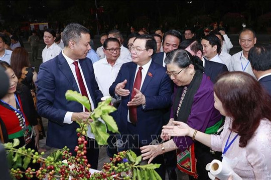 Chủ tịch Quốc hội Vương Đình Huệ dự khai mạc Lễ hội Cà phê tỉnh Sơn La lần thứ nhất