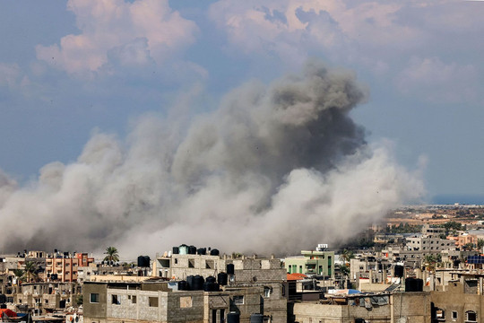 Israel tăng cường không kích, 20 xe cứu trợ đã vào Dải Gaza