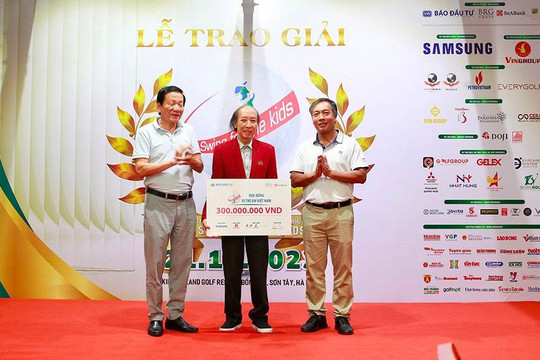 Ủng hộ 300 triệu đồng cho Quỹ Khuyến học Việt Nam từ Giải golf "Vì trẻ em Việt Nam"