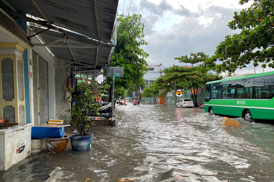 Thành phố Hồ Chí Minh: Mưa lớn kéo dài, nhiều khu vực ngập sâu