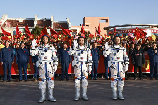 Trung Quốc phóng tàu vũ trụ Thần Châu-17 vào không gian