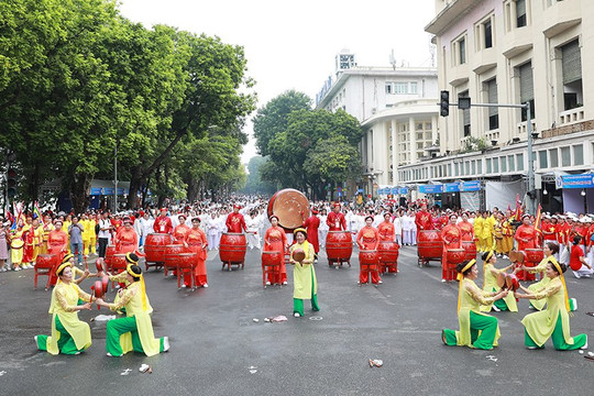 Ấn tượng màn đồng diễn của gần 2.000 người cao tuổi Hà Nội