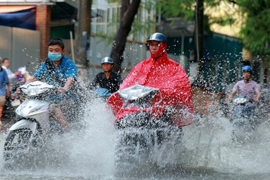 Hà Nội: Mưa dông, cảnh báo úng ngập khu vực nội thành