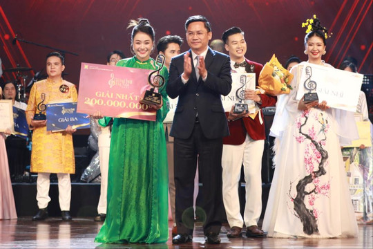 Thí sinh trẻ tuổi nhất Trần Thị Vân Anh giành Quán quân “Tiếng hát Hà Nội”