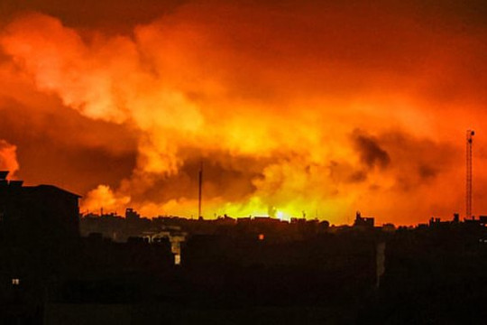 Gaza bị ngắt liên lạc, Israel tấn công vào 150 đường hầm của Hamas