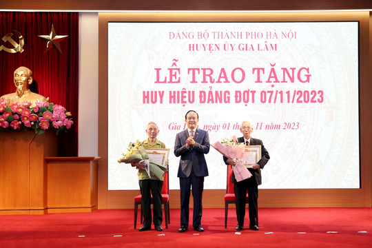 Trao Huy hiệu Đảng tặng 157 đảng viên Đảng bộ huyện Gia Lâm