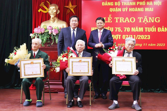 Quận Hoàng Mai: Trao Huy hiệu Đảng tặng các đảng viên lão thành