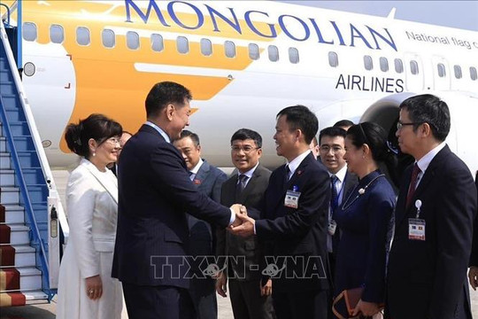 Tổng thống Mông Cổ đến Hà Nội, bắt đầu chuyến thăm Việt Nam