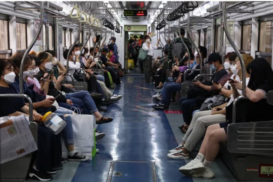 Seoul thử nghiệm tàu điện ngầm không chỗ ngồi để giảm ùn tắc giờ cao điểm