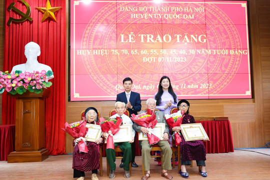 Đồng chí Nguyễn Lan Hương trao Huy hiệu Đảng tặng đảng viên lão thành huyện Quốc Oai