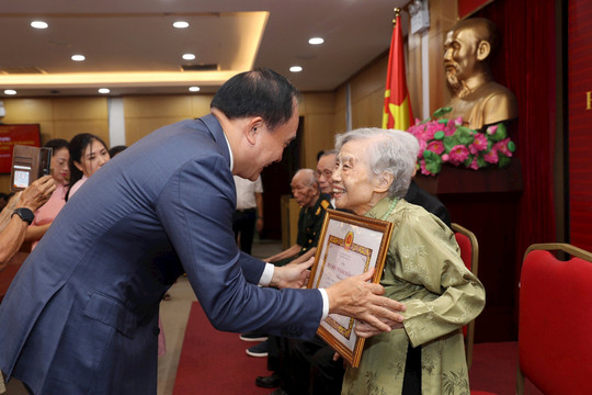 Chủ tịch HĐND thành phố Nguyễn Ngọc Tuấn trao Huy hiệu Đảng tại quận Đống Đa