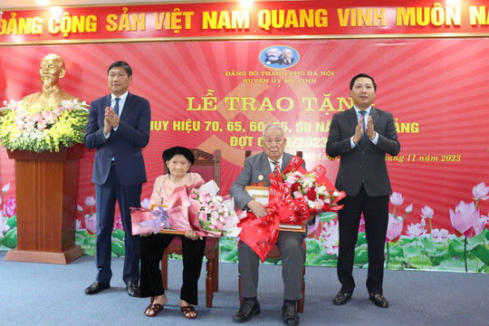 Huyện Mê Linh có 97 đảng viên được trao tặng Huy hiệu Đảng đợt 7-11