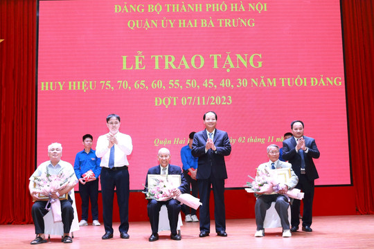 Quận Hai Bà Trưng trao Huy hiệu Đảng tặng 284 đảng viên
