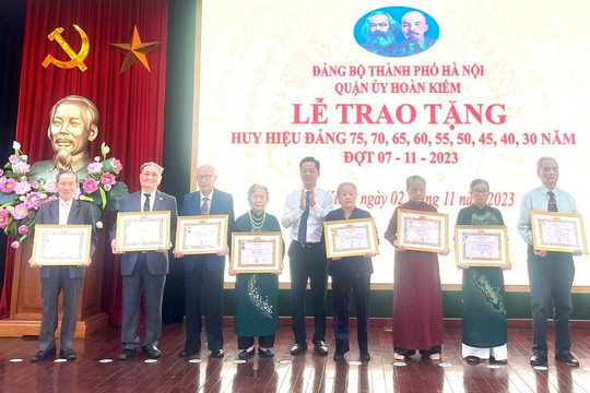 Quận Hoàn Kiếm: Trao tặng Huy hiệu Đảng cho 147 đảng viên