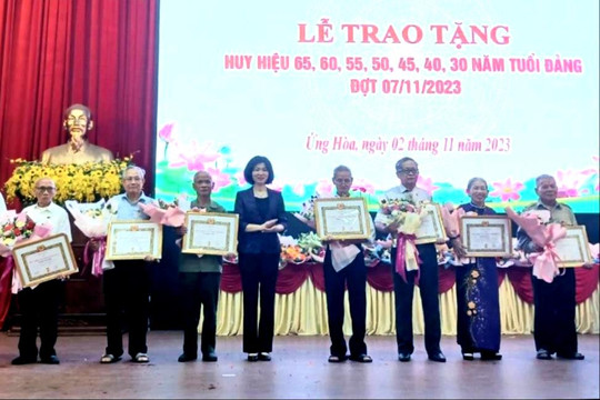 Huyện ủy Ứng Hòa trao tặng 93 Huy hiệu Đảng