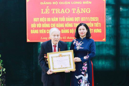 Trao Huy hiệu 80 năm tuổi Đảng tặng đảng viên lão thành Đặng Hồng Tinh