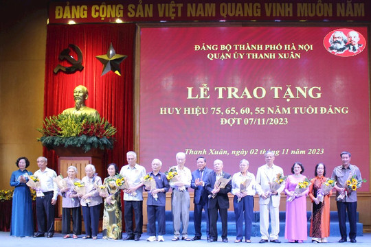 Quận Thanh Xuân trao Huy hiệu Đảng tặng 341 đảng viên