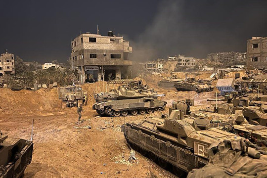 Israel tuyên bố đã bao vây thành phố Gaza, không ngừng bắn