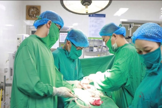 Đặt máy tạo nhịp tim ngay tại phòng sinh, cứu sống bệnh nhi bị tim bẩm sinh nặng