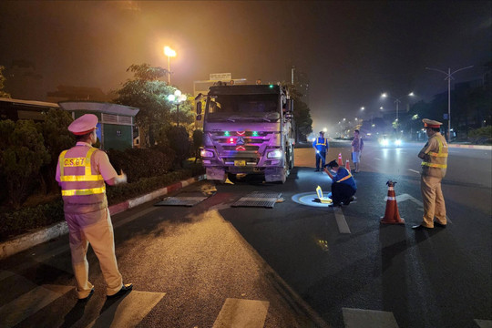 Hà Nội: Xuyên đêm chặn bắt xe quá tải ở các "điểm nóng"