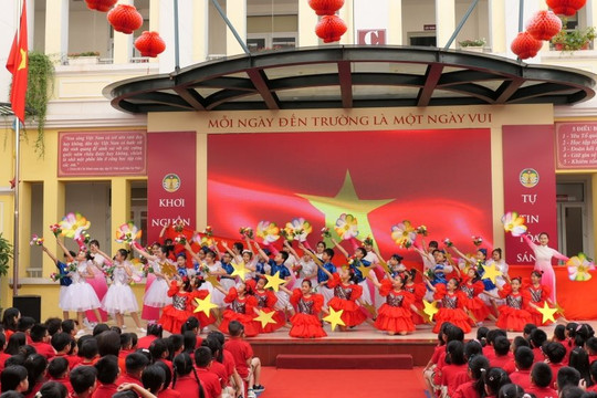 Gần 1.000 học sinh quận Hoàn Kiếm sôi nổi hưởng ứng Ngày Pháp luật Việt Nam