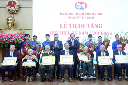 Chủ tịch UBND thành phố Trần Sỹ Thanh trao Huy hiệu Đảng tặng các đảng viên quận Ba Đình