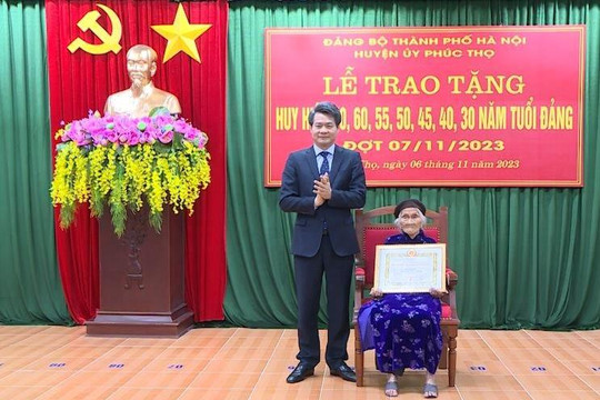 Huyện ủy Phúc Thọ trao Huy hiệu Đảng tặng 94 đảng viên đợt 7-11