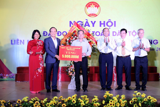 Đồng chí Nguyễn Ngọc Tuấn dự Ngày hội Đại đoàn kết tại phường Phương Liên
