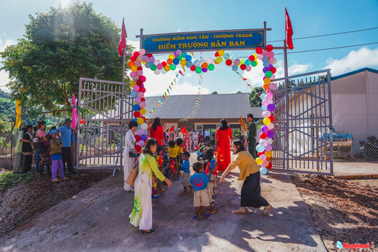 “Chắp cánh ước mơ” cho 33 học sinh người dân tộc Ma Coong