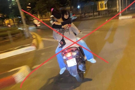 Xử phạt thiếu niên bế bạn gái đi xe máy