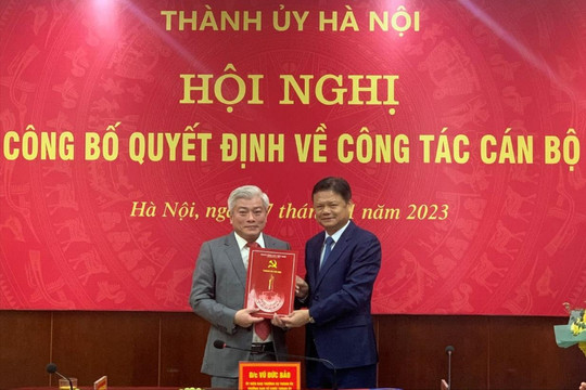 Trao quyết định của Thành ủy Hà Nội về công tác cán bộ