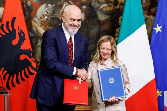 Italia lập trung tâm tiếp nhận người di cư đường biển ở Albania