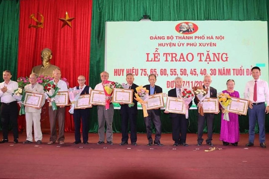 Huyện ủy Phú Xuyên trao Huy hiệu Đảng cho 93 đảng viên
