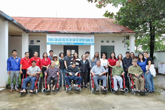 Hà Nội: Trao tặng 140 chiếc xe lăn đến với người khuyết tật, nạn nhân chất đánh bài casino trực tuyếnc da cam