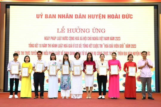 Hoài Đức: Khen thưởng 44 tập thể, cá nhân tại lễ phát động hưởng ứng "Ngày Pháp luật Việt Nam"