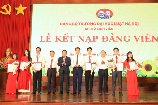 77 quần chúng ưu tú Trường Đại học Luật Hà Nội vinh dự đứng trong hàng ngũ của Đảng