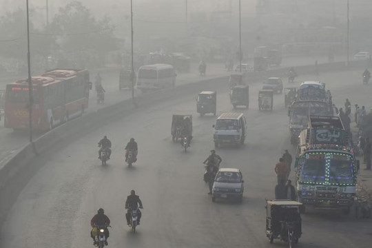  Hàng chục nghìn người Pakistan mắc bệnh do khói mù độc hại