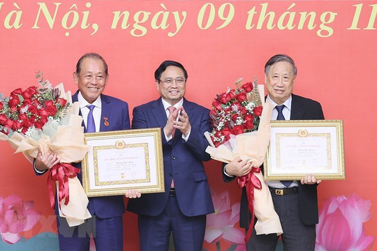 Thủ tướng Phạm Minh Chính trao Huy hiệu Đảng cho các nguyên Phó Thủ tướng Chính phủ