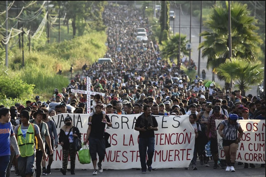Cao tốc Mexico tê liệt vì người di cư