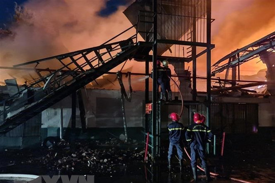 Thành phố Hồ Chí Minh: Cháy lớn thiêu rụi 2.000m2 nhà xưởng