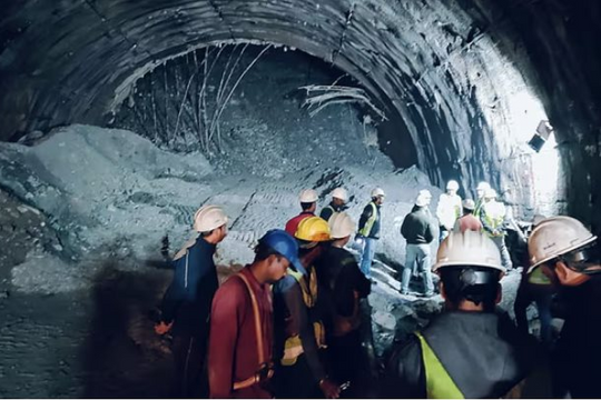 Gấp rút giải cứu 40 công nhân vụ sập hầm ở Ấn Độ