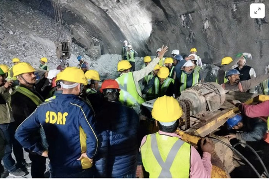 Công nhân Ấn Độ vẫn mắc kẹt trong đường hầm bị sập