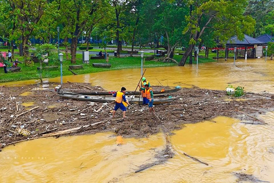 Nước lũ tại Huế và Nha Trang đang xuống chậm, nhưng vẫn còn mưa lớn