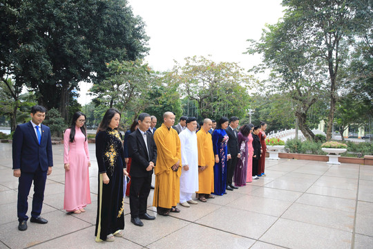 Đoàn đại biểu Ủy ban Mặt trận Tổ quốc Việt Nam thành phố Hà Nội đặt hoa tại tượng đài Bác Hồ - Bác Tôn