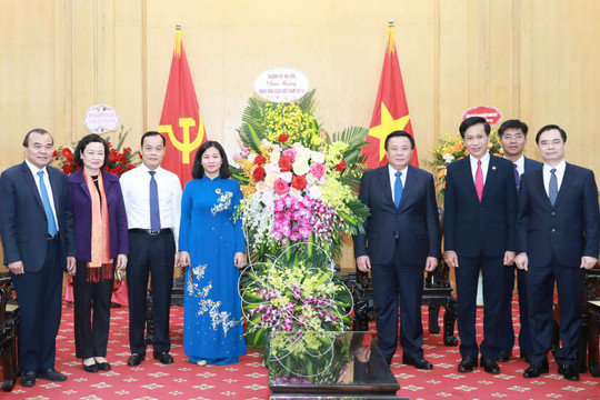 Phó Bí thư Thường trực Thành ủy Nguyễn Thị Tuyến thăm, chúc mừng các thầy, cô giáo