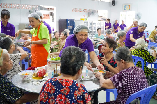 Mondelez Kinh Đô hỗ trợ hơn 27.000 thùng bánh kẹo đến cộng đồng thông qua mạng lưới Ngân hàng Thực phẩm Việt Nam
