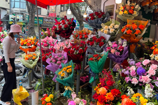 Cận kề ngày 20-11, thị trường hoa tươi vẫn vắng khách