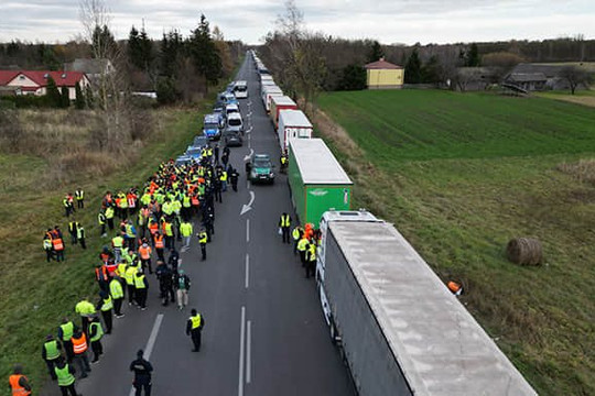 Khoảng 3.000 xe tải của Ukraine mắc kẹt ở biên giới Ba Lan