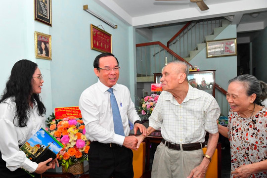 Lãnh đạo TP Hồ Chí Minh thăm, chúc mừng các nhà giáo và gia đình nhà giáo tiêu biểu
