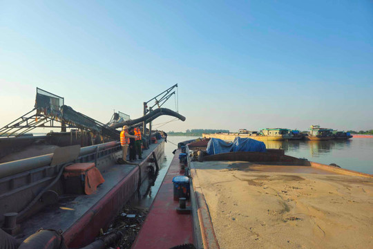 Hà Nội: Bắt giữ vụ khai thác cát trái phép trên sông Hồng